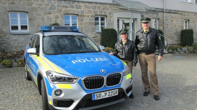 Polizeihauptkommissar Ludwig Günzkofer und Polizeihauptmeisterin Karin Simmet von der Polizeiinspektion Viechtach mit dem neuen Streifenwagen in blau-gelbem Design.