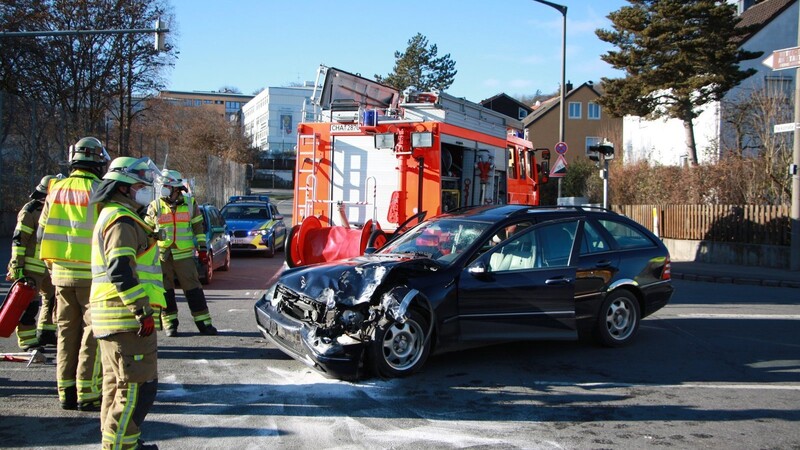 Mitten in der Kreuzung kam es zum Zusammenstoß der Fahrzeuge. Am Mercedes entstand Totalschaden.
