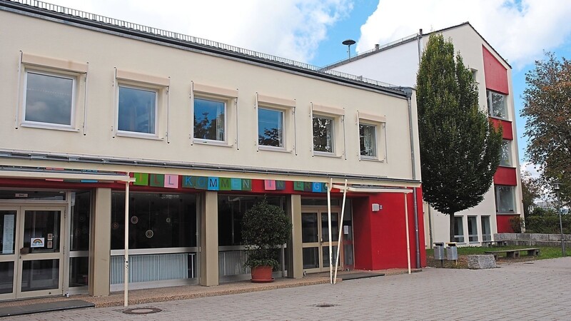 Ein Polizeieinsatz sorgte für Unruhe an der Mittelschule Ergoldsbach. Ein Schüler soll angeblich mit einer Waffe in der Schule gewesen sein.