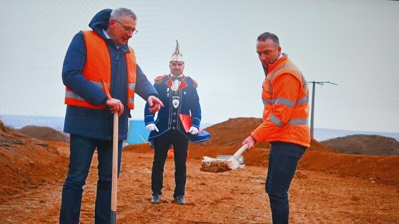Bis Aschermittwoch muss Bürgermeister Armin Grassinger (rechts) das Teisbacher Baugebiet fertigstellen - Ur-Knochen hin oder her. Landrat Bumeder (links) und der Faschingspräsident (Mitte) beraten.