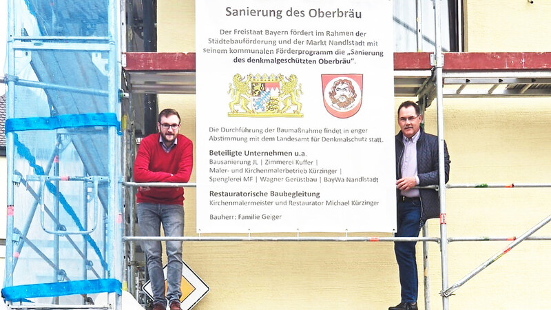 Im Rahmen des kommunalen Förderprogramms wird der Oberbräu saniert. Eigentümer Peter Geiger (unten links) hat die Initiative ergriffen. Das freute Bürgermeister Gerhard Betz (rechts) sowie Rainer Klier und Johann Pichlmaier (oben v. l.) vom Bauamt.