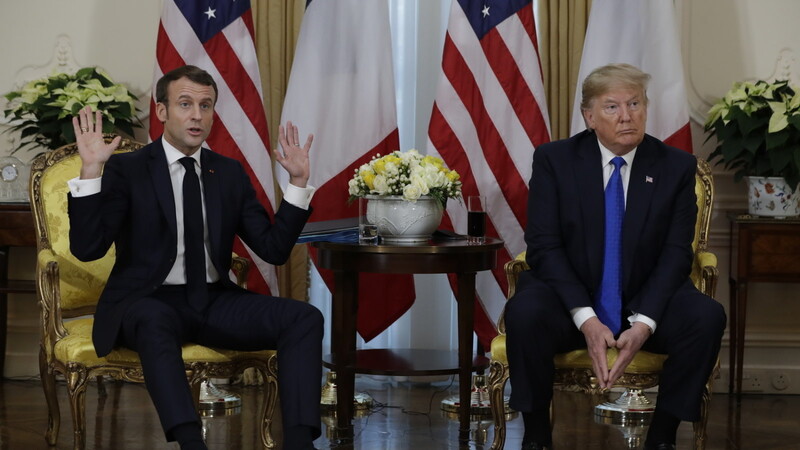 Emmanuel Macron (l.), Präsident von Frankreich, und Donald Trump, Präsident der USA, treffen sich am Rande des Nato-Gipfels im Winfield House - und streiten sich offen.