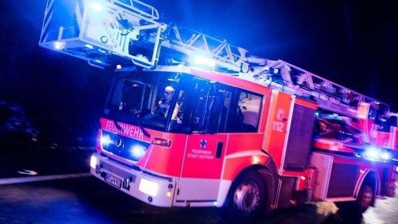 Die Feuerwehr konnte den Brand in Pilsting noch in der Nacht löschen (Symbolbild).