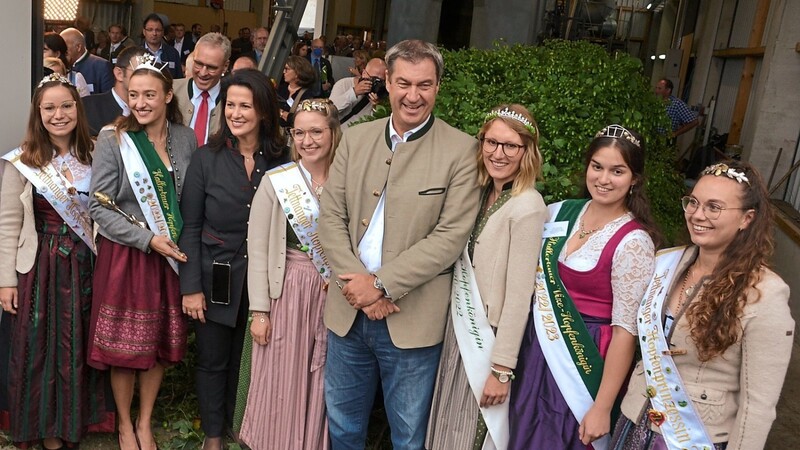 Neben Ministerpräsident Markus Söder waren die Hopfenköniginnen aus allen deutschen Anbaugebieten zur Hopfenrundfahrt durch die Hallertau gekommen.