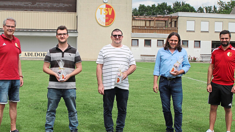 Fußball-Abteilungsleiter Sepp Perzl (links) und Jugendleiter Jürgen Rackerseder (rechts) bedankten sich bei Michael und Alfons Paringer sowie Peter Holletzek für ihre langjährige Trainertätigkeit beim TSV Vilsbiburg.