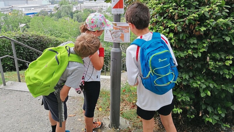 Kinder und Jugendliche können mit den Natternberger Orientierungsläufern auf eine Schnitzeljagd durch Deggendorf gehen.