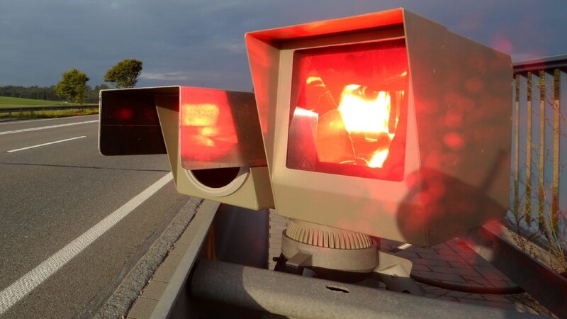 Ein Autofahrer ist nach einer Radarkontrolle bei Forstern ausgerastet. (Symbolbild)