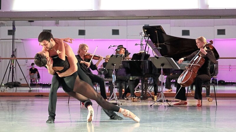 Carollina Bastos und Ariel Merkuri tanzen Tango, Musiker des Staatsorchesters spielen dazu Astor Piazollas "Vier Jahreszeiten".