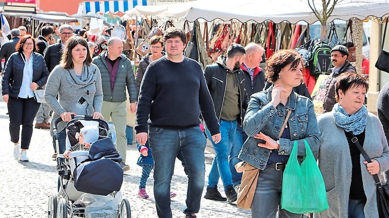 Viele Besucher bummelten gestern bei idealem Einkaufswetter über den Fastenmarkt in der Mainburger Innenstadt.