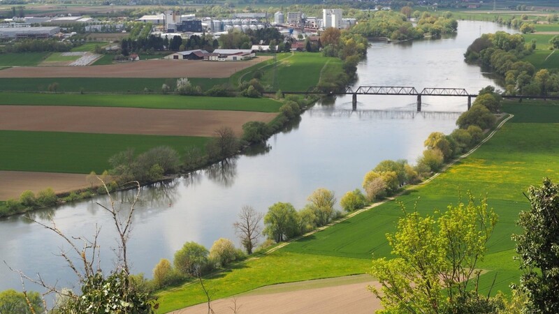 Auf der Donau bei Bogen läuft derzeit die Suche nach einem 13-jährigen Mädchen. (Archivbild)