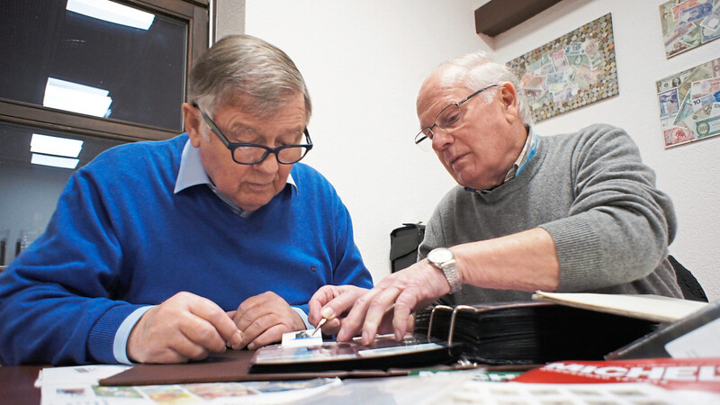 Hans Werner Timm (links) und Volker Knopp sammeln schon seit Jahrzehnten leidenschaftlich Briefmarken. Das Bild stammt aus Vor-Corona-Zeiten