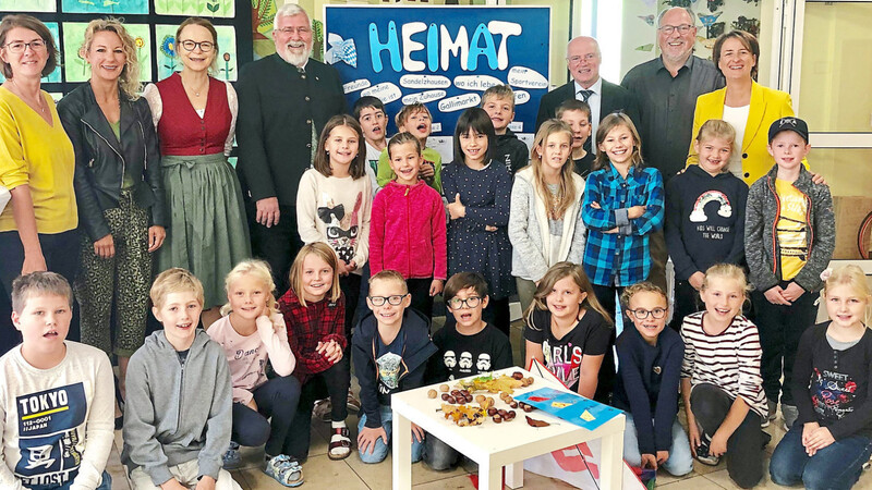 Als Leuchtturmschule für das von Staatsregierung und Bayernbund ins Leben gerufene "Heimat"-Projekt wurde die Grundschule Sandelzhausen ausgesucht.