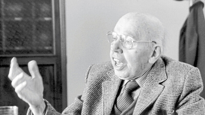 Leonhard Deininger (1910 - 2002) bei einem Vortrag.