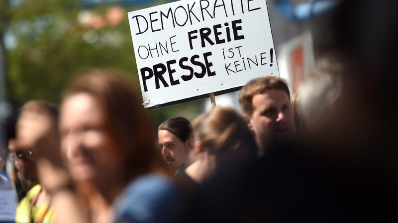 Medienkontrolle, Verfolgung, Haft: In der Türkei steht es um die Pressefreiheit anders als in Deutschland. Trotzdem ist die Pressefreiheit hierzulande nicht unantastbar, wie der Böhmermann-Fall zeigt.
