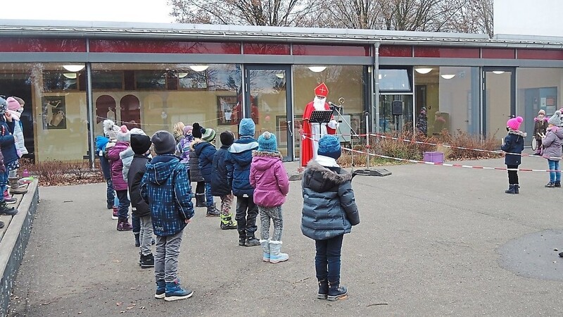 Empfang des Nikolauses auf dem Schulhof der Grundschule Künzing.