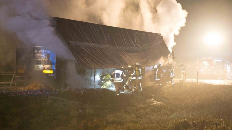 Auf der A92 bei der Anschlussstelle Dingolfing-Ost ist am Montagabend ein Lastwagen in Flammen aufgegangen.