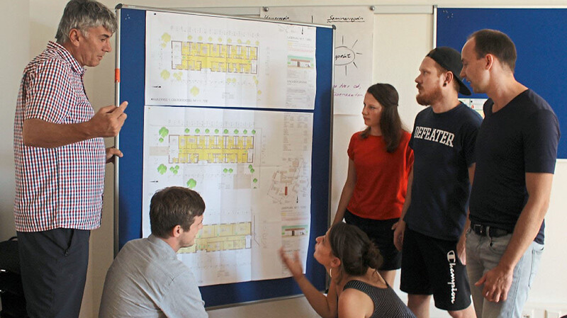 Ausbildungsleiter Michael Roth (ganz links) und seine Mitarbeiter besprechen die Räumlichkeiten in ihrem neuen Arbeitsplatz.