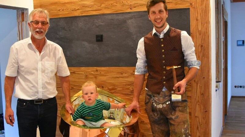 Andreas Mauerer (rechts) mit Vater Reinhard und Sohn Elias in der - mittlerweile zu klein gewordenen - Nussschalenwiege.