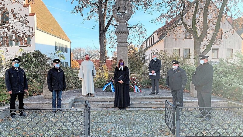 Vertreter der Stadt, der Geistlichkeit und der KSK gedachten am Volkstrauertag der Opfer von Gewalt