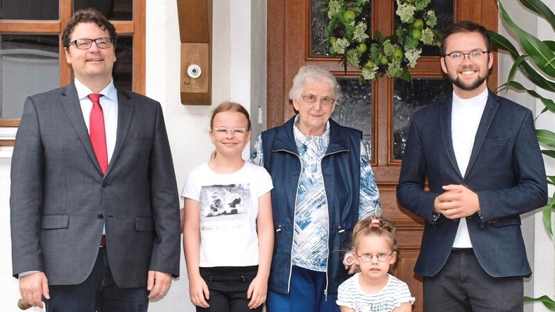 Anna Bücherl aus Steegen feierte ihren 95. Geburtstag. Stadt und Pfarrei gratulierten. Mit im Bild Helena (links) und Selina.