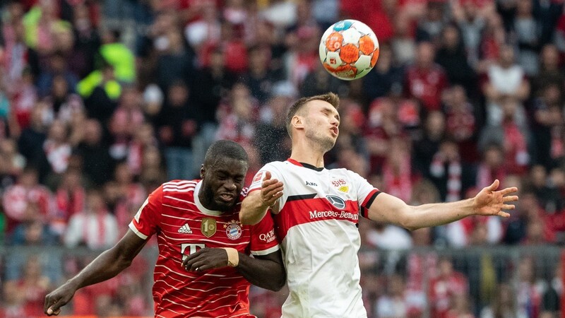Hart umkämpft: Dayot Upamecano und der FC Bayern trennten sich vom VfB Stuttgart (hier Sasa Kalajdzic) mit 2:2.