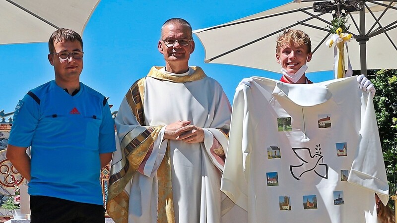 Von den Ministranten erhielt Pfarrer Spielauer eine Albe als Erinnerungsgeschenk überreicht.