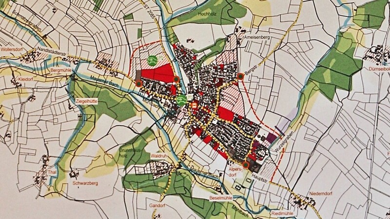 Der Entwicklungsplan zeigt die rot eingefärbten, freien Grundstücke in der Ortschaft, bei denen eine Nachverdichtung möglich wird.