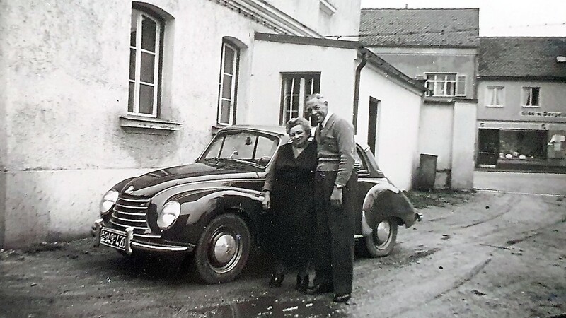 Firmengründer Josef Niedermaier mit Ehefrau Katharina vor dem "Deutschen Hof".