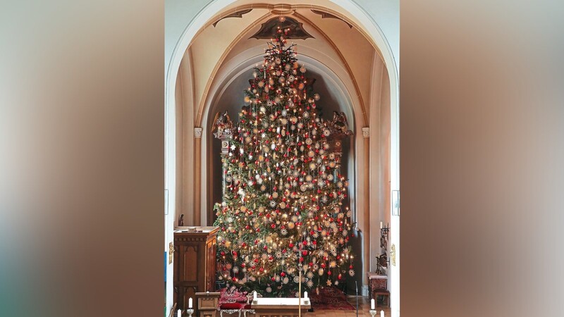 Der Christbaum in der Spitalkirche kann ab dem ersten Weihnachtsfeiertag angeschaut werden.
