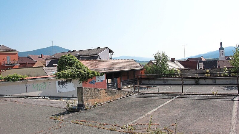 Das marode Parkhaus in Bad Kötzting - hier ein Blick vom Parkhausdeck - wird in den nächsten Jahren durch einen neuen, modernen Bau ersetzt werden. Der soll nicht nur mehr Stellplätze bieten, sondern darüber hinaus "ein belebendes Element in der Innenstadt" sein. Erreicht werden könnte das durch ein Dachgebäude, in das die Stadtbücherei einzieht.