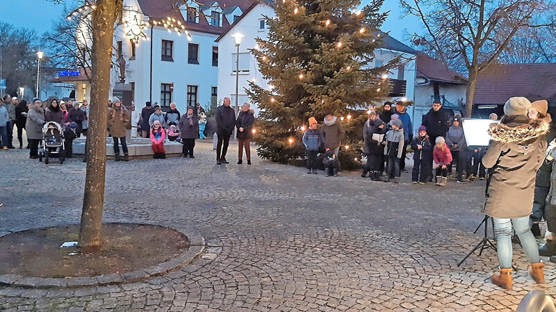 Auch am dritten Advent nutzten zahlreiche Bürger die Gelegenheit, weihnachtliche Musik "Open Air" zu hören.