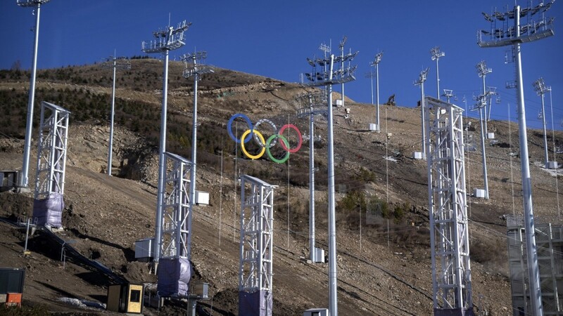 Die olympischen Ringe stehen auf einem Hügel im Genting Resort Secret Garden in China, wo die Olympischen Winterspiele 2022 stattfinden werden. Die USA, Großbritannien und weitere Länder haben zum Boykott der Spiele aufgerufen. Grund sind unter anderem die regelmäßigen Menschenrechtsverletzungen in der Volksrepublik.