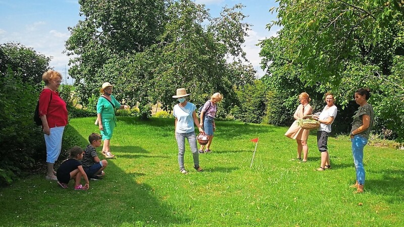 Interessant gestaltete Kräuterpädagogin Marlene Nüßl (Mitte) die Führung durch ihren Kräutergarten. Vereinsvorsitzende Cornelia Neidl-Fisch (rechts) bedankte sich für die Gastfreundschaft.