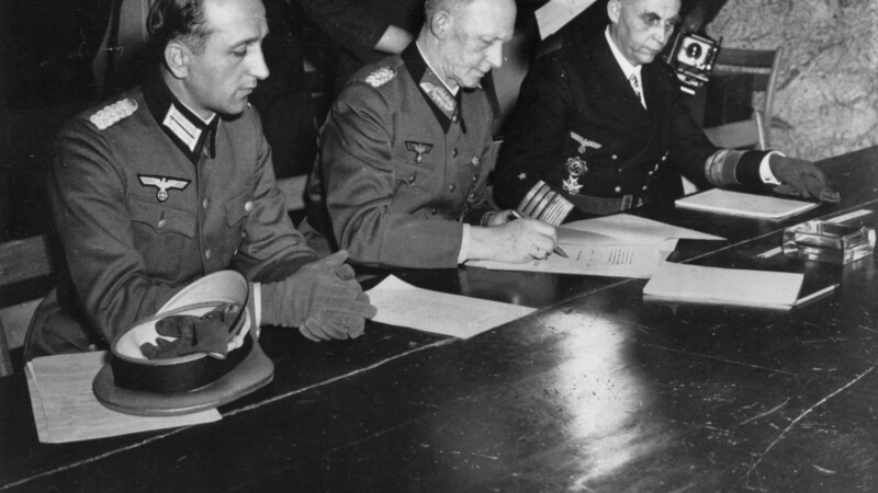 Generaloberst Alfred Jodl (M.) unterzeichnete am 7. Mai 1945 die bedingungslose Kapitulation der deutschen Streitkräfte. Einen Tag später war der Zweite Weltkrieg in Europa beendet.