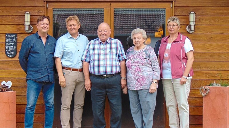 Sie gratulierten Jubilar Erich Winkler (Mitte): Sohn Josef (links), Bürgermeister Josef Beham, Ehefrau Maria Winkler und Tochter Maria.