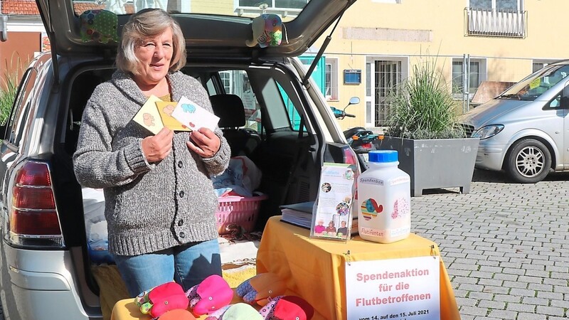 Die "Flutifanten" sind zum Markenzeichen der Hilfsaktion von Bärbel Kick geworden, die sie auch am Schierlinger Wochenmarkt präsentiert. Am 29. Oktober fährt sie wieder ins Ahrtal, um möglichst viele Spendengelder direkt an Betroffene persönlich zu verteilen.