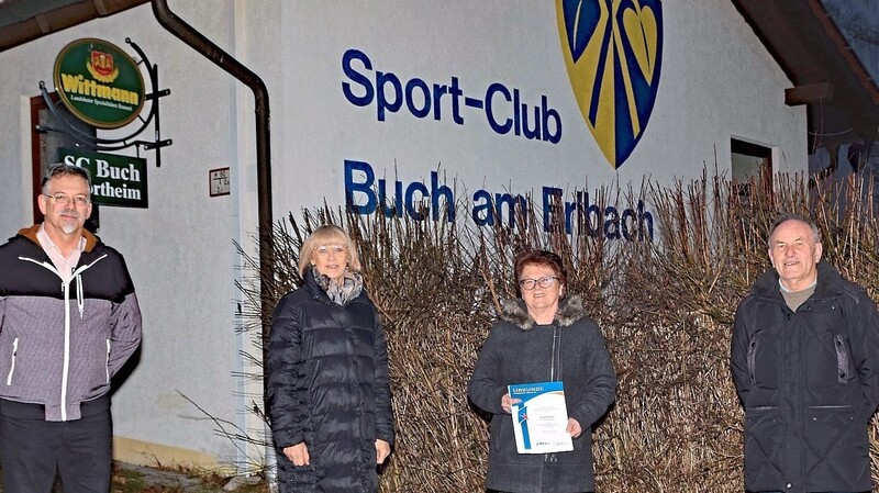 Coronasicher wurde Brigitte Bögl (3.v.l.) ausgezeichnet. Die Auszeichnung freute (v.l.) den Vorsitzenden Klaus Mussack, Abteilungsleiterin Sabine Becker und Kassier Anton Mitterhuber.