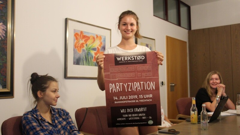 Magdalena Preiß zeigt das Plakat für mit dem für die Partyzipation geworben wird.