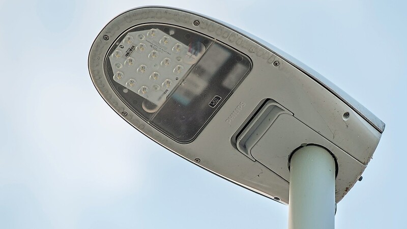 Wie viel Geld jährlich durch die neuen LED-Straßenlampen gespart werden kann, variiert je nach ihrer Leuchtdauer - die allerdings vom Wetter abhängt.