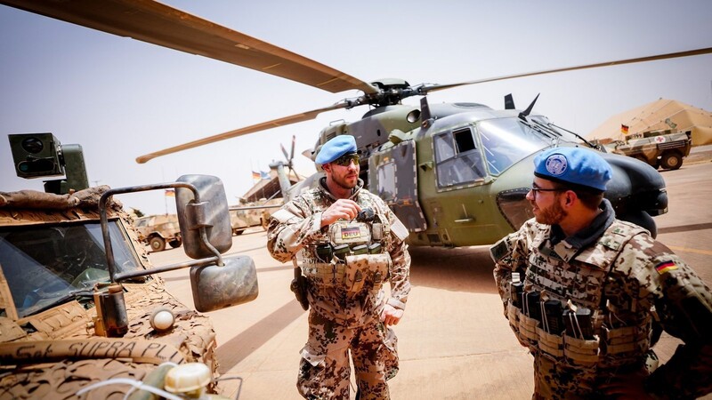 Bundeswehrsoldaten stehen an einem NH90-Hubschrauber im Camp Castor in Gao während des Besuchs der Verteidigungsministerin im August dieses Jahres.
