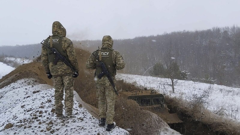 Ukrainische Grenzsoldaten beobachten die Aushebung eines Grabens an der ukrainisch-russischen Grenze. Mit den wachsenden Spannungen nehmen auch die Vorbereitungen auf den Ernstfall zu.