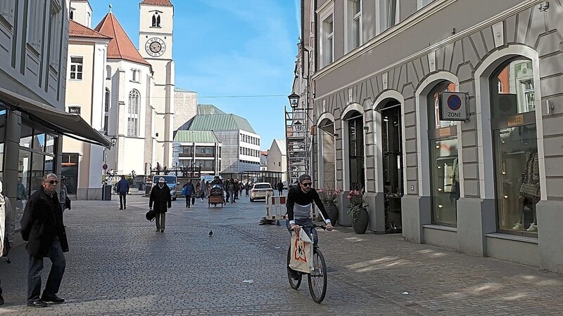 Noch laufen Passanten durch die Regensburger Altstadt. Ab Mittwoch bleibt ein Großteil der Läden und Gastrobetriebe geschlossen.