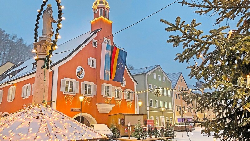 Der Schneefall zu Beginn der Woche tauchte den Mainburger Marktplatz, an dem an diesem Wochenende der Christkindlmarkt stattfinden würde, in vorweihnachtliche Atmosphäre.
