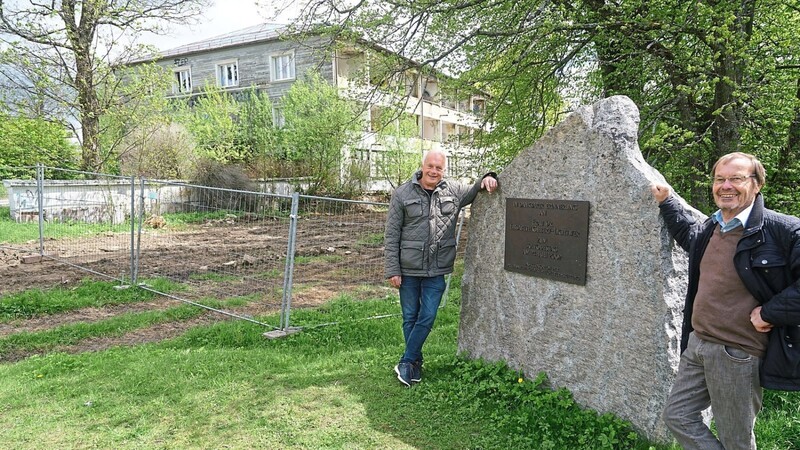 Vorsitzender Andreas Hille (l.) und sein Stellvertreter Werner Führmann am Gedenkstein der "Ruselstiftung".