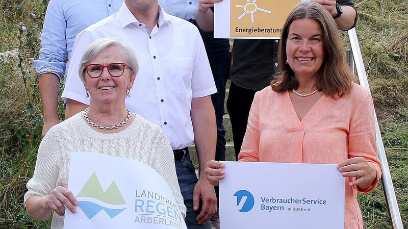 Landrätin Rita Röhrl (l.) begrüßte unter anderem Ute Berndt (r.) vom Verbraucherservice Bayern im Landratsamt Regen.