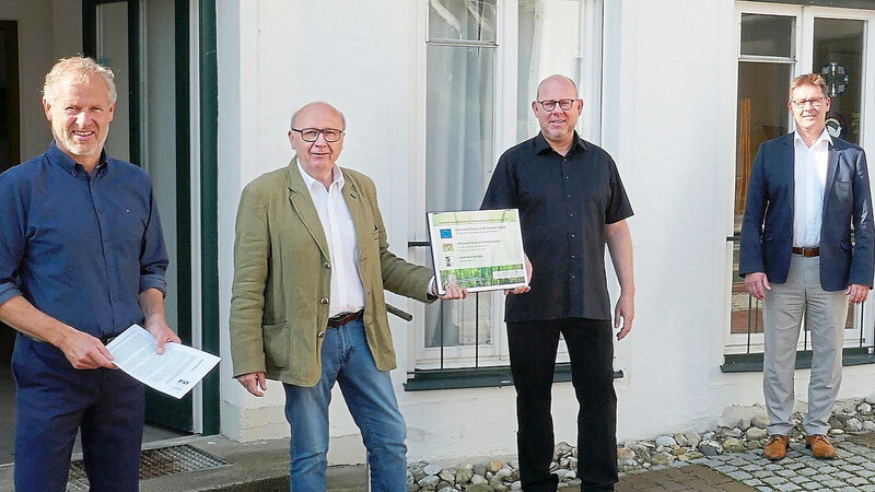 VöF-Geschäftsführer Klaus Amann und Landrat Martin Neumeyer überbrachten Pfarrer Frank Möwes und Bürgermeister Helmut Fichtner (v. l.) den Förderbescheid.
