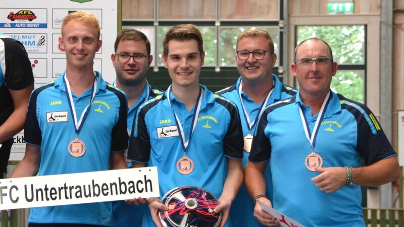 Kevin Bräu, Karl Breu, Florian Groitl, Johannes Menacher und Jürgen Spannfellner (von links) freuten sich riesig über den 3. Platz in der Bayernliga Nord und den Aufstieg in die 2. Bundesliga.