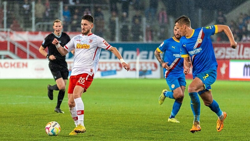 Gegen Braunschweig erzielte Regensburgs Babis Makridis (l.) zwar seinen ersten Saisontreffer. Letztlich reichte das Tor des 26-Jährigen dem Jahn aber nur für einen Punkt.