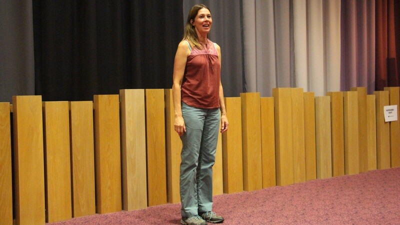 Sandra Freudenberg vom BOFF-Team moderierte den Kinoabend, der nach innen verlegt wurde.
