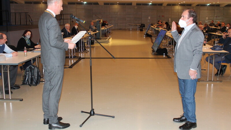 OB Markus Pannermayr (l.) vereidigte Konrad Denk als Stadtrat der AfD.